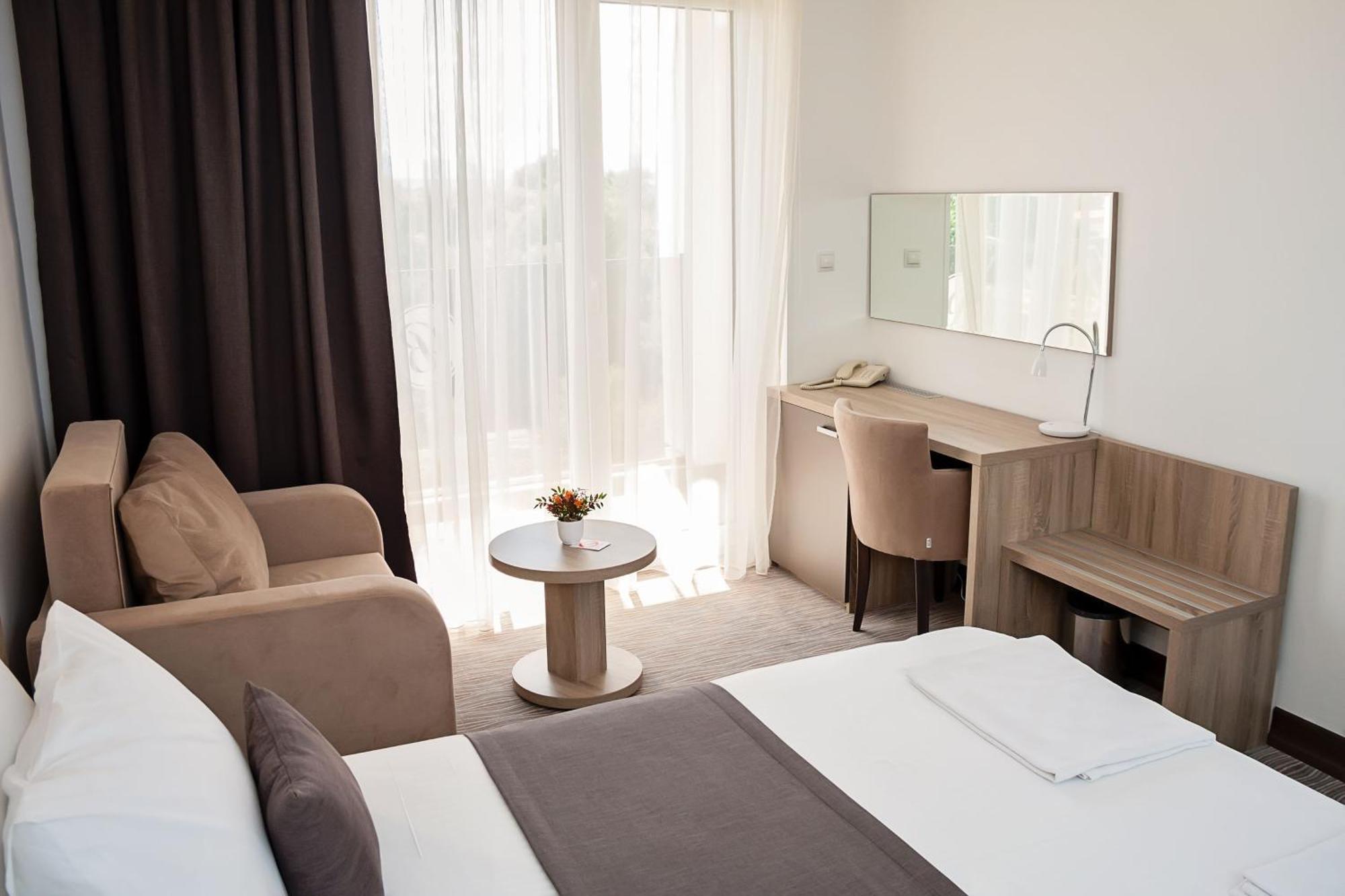 Bosphorus Hotel Aleksinac Bagian luar foto