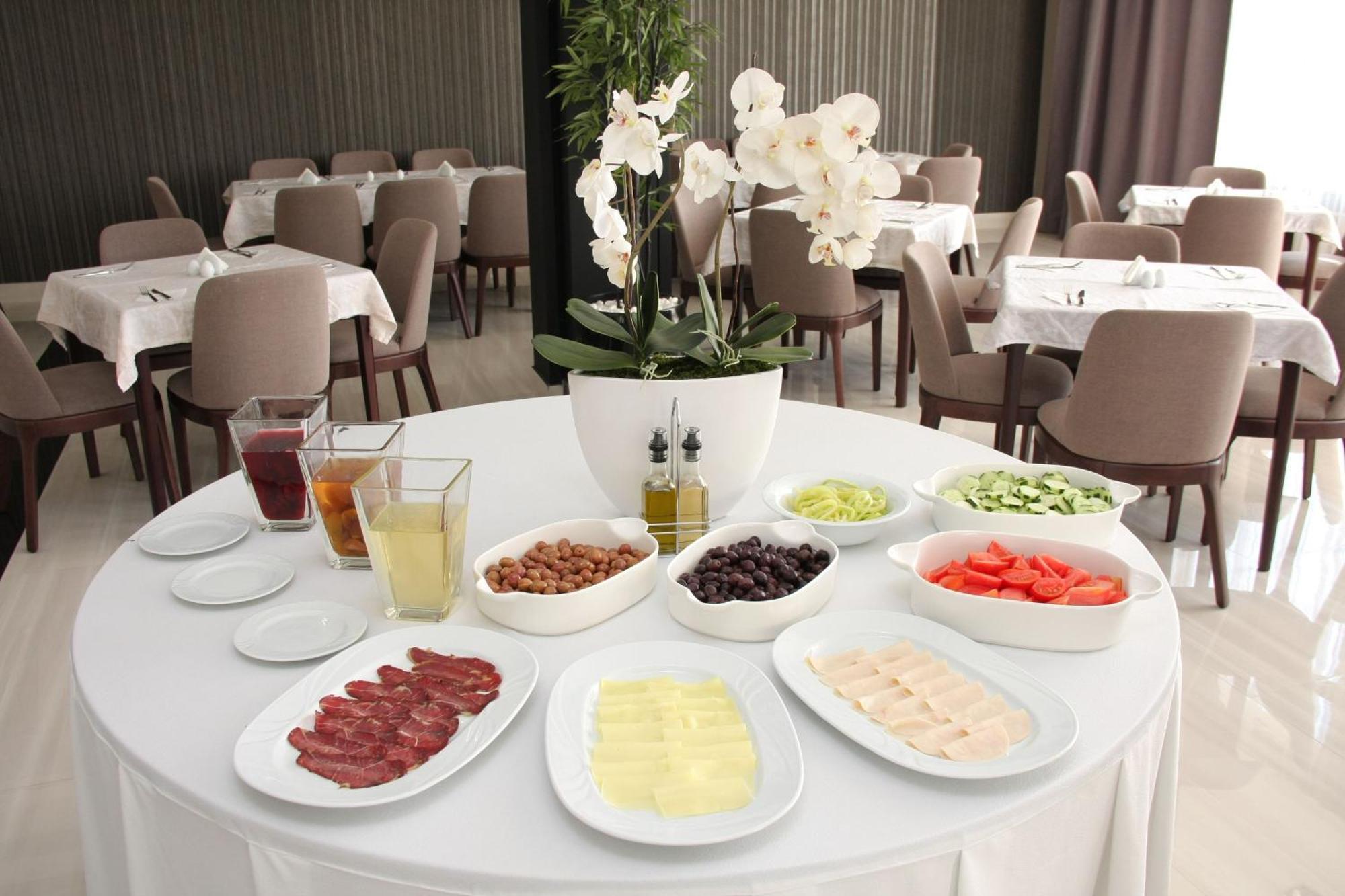Bosphorus Hotel Aleksinac Bagian luar foto